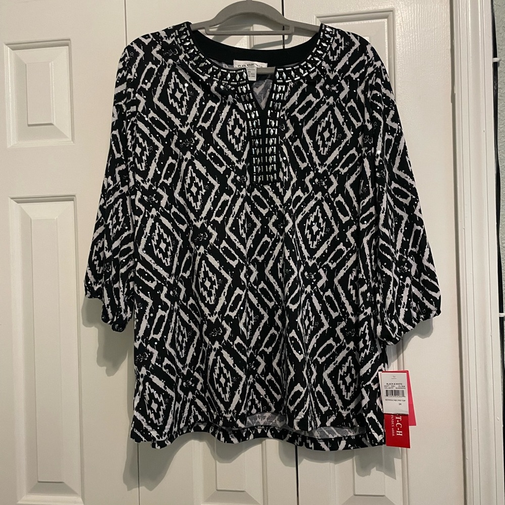 Black & white v-neck blouse